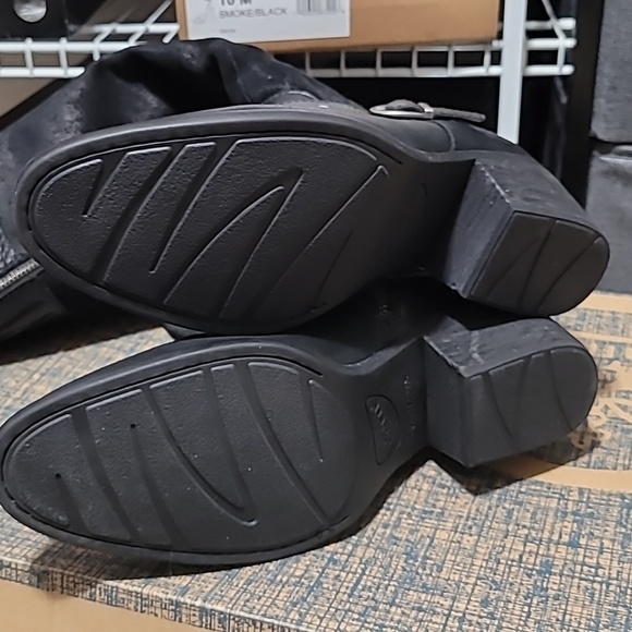 Boots - Picture 3 of 5